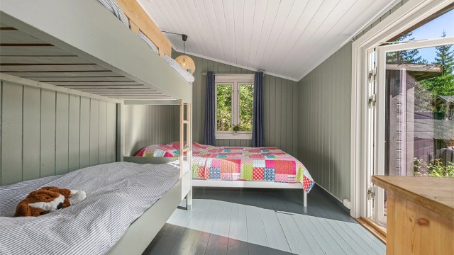 Annekset har to lyse soverom, begge med plass til dobbeltseng. Fra det største er det utgang til en solrik markterrasse.