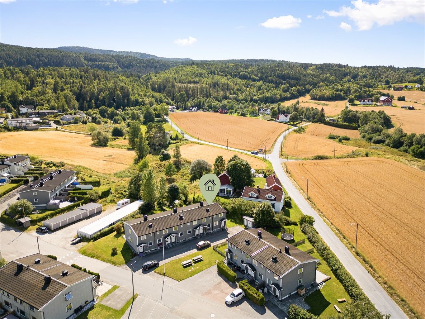Boligen ligger i et område med nærhet til både sentrumstjenester og friområder.