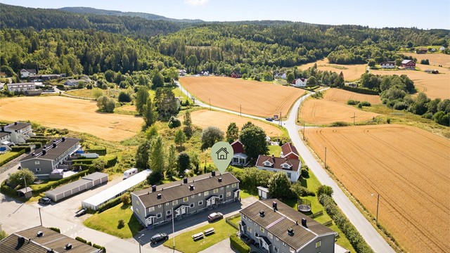 Boligen ligger i et område med nærhet til både sentrumstjenester og friområder.