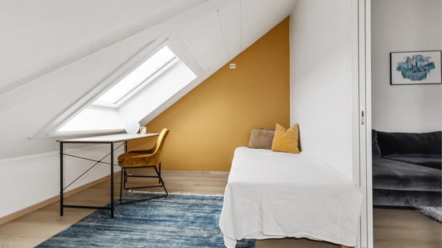 Soverom 2 har godt lysinnslipp og skråtak. Fint som et barnerom/gjesterom