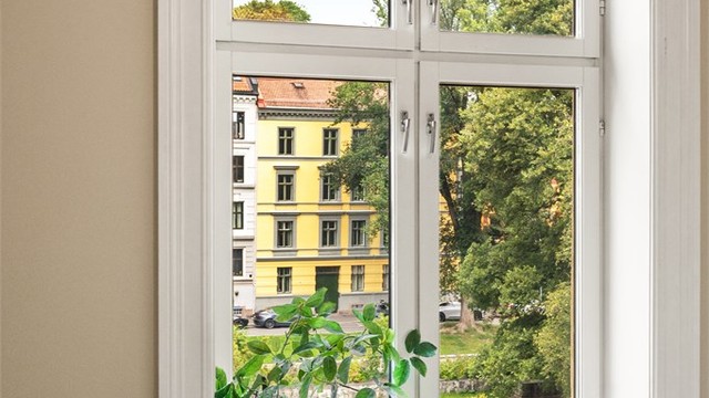 Rommet vender nord og ut mot Paulus´ plass.