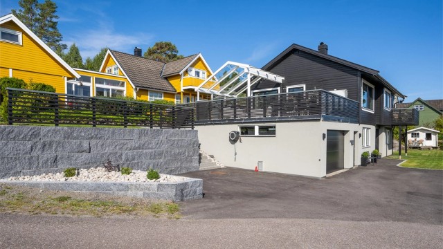Terrenget er utnyttet på en god måte med støttemurer og terrengtrapp.Det er god plass til parkering.
