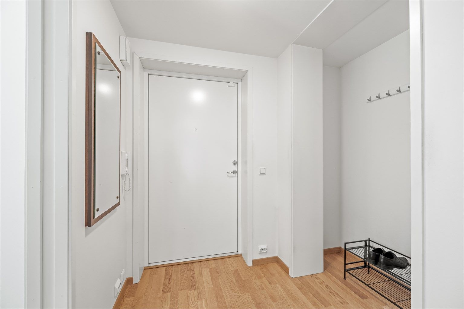 Entréen har parkett på gulvet, som er gjennomgående i stue og soverom, og plass til yttertøy.