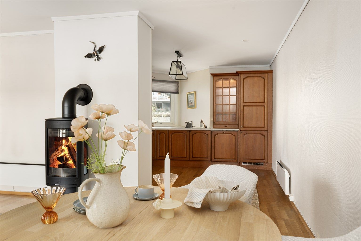 Kjøkkenet ligger i delvis åpen løsning mot stuen, noe som gir en sosial og luftig romfølelse.