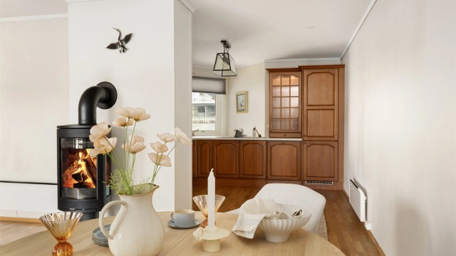 Kjøkkenet ligger i delvis åpen løsning mot stuen, noe som gir en sosial og luftig romfølelse.