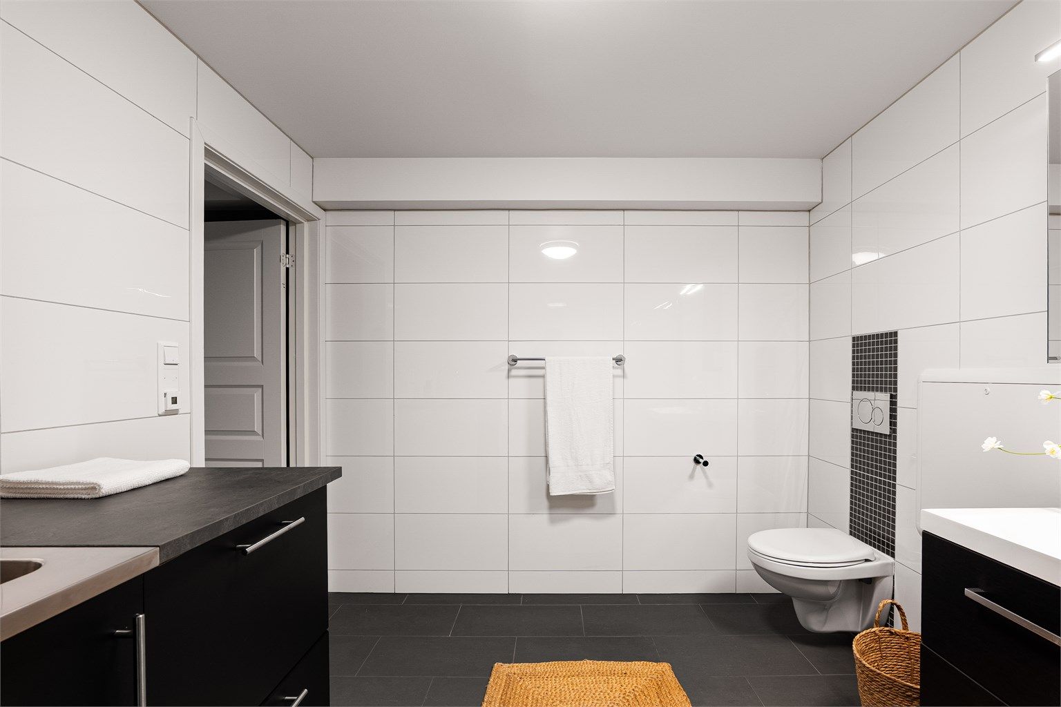 Gulv og vegger er utført med fliser, gulvet også med varme.