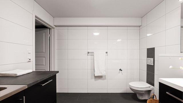 Gulv og vegger er utført med fliser, gulvet også med varme.