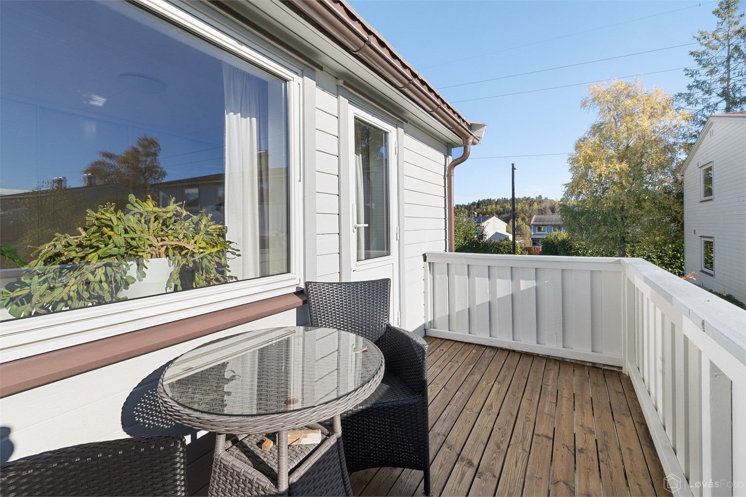 Balkongen er utstyrt med markise og har dekke i terrassebord.