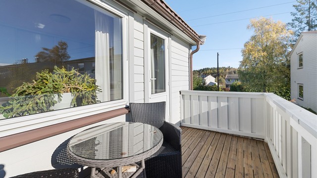 Balkongen er utstyrt med markise og har dekke i terrassebord.