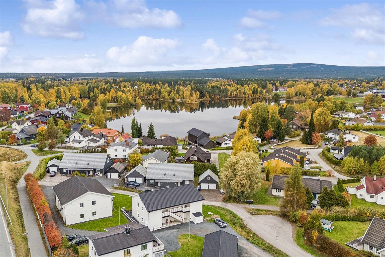 Beliggende i et trygt og etablert boligområde med kort vei til Elverum sentrum, skole, barnehage, dagligvare og flotte tur- og rekreasjonsområder. (Foto: EFKT v/ Jonas Hasselgren)