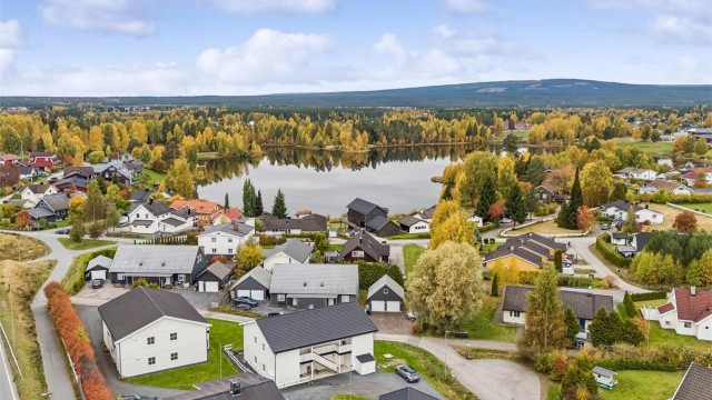 Beliggende i et trygt og etablert boligområde med kort vei til Elverum sentrum, skole, barnehage, dagligvare og flotte tur- og rekreasjonsområder. (Foto: EFKT v/ Jonas Hasselgren)