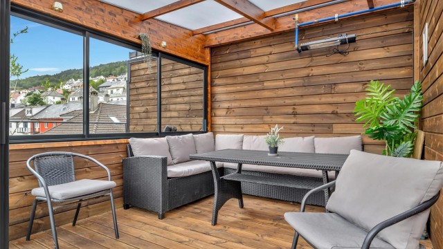 Borettslaget har etablert i senere tid en fin takterrasse med mange sitteplasser. Også med tak over hodet!