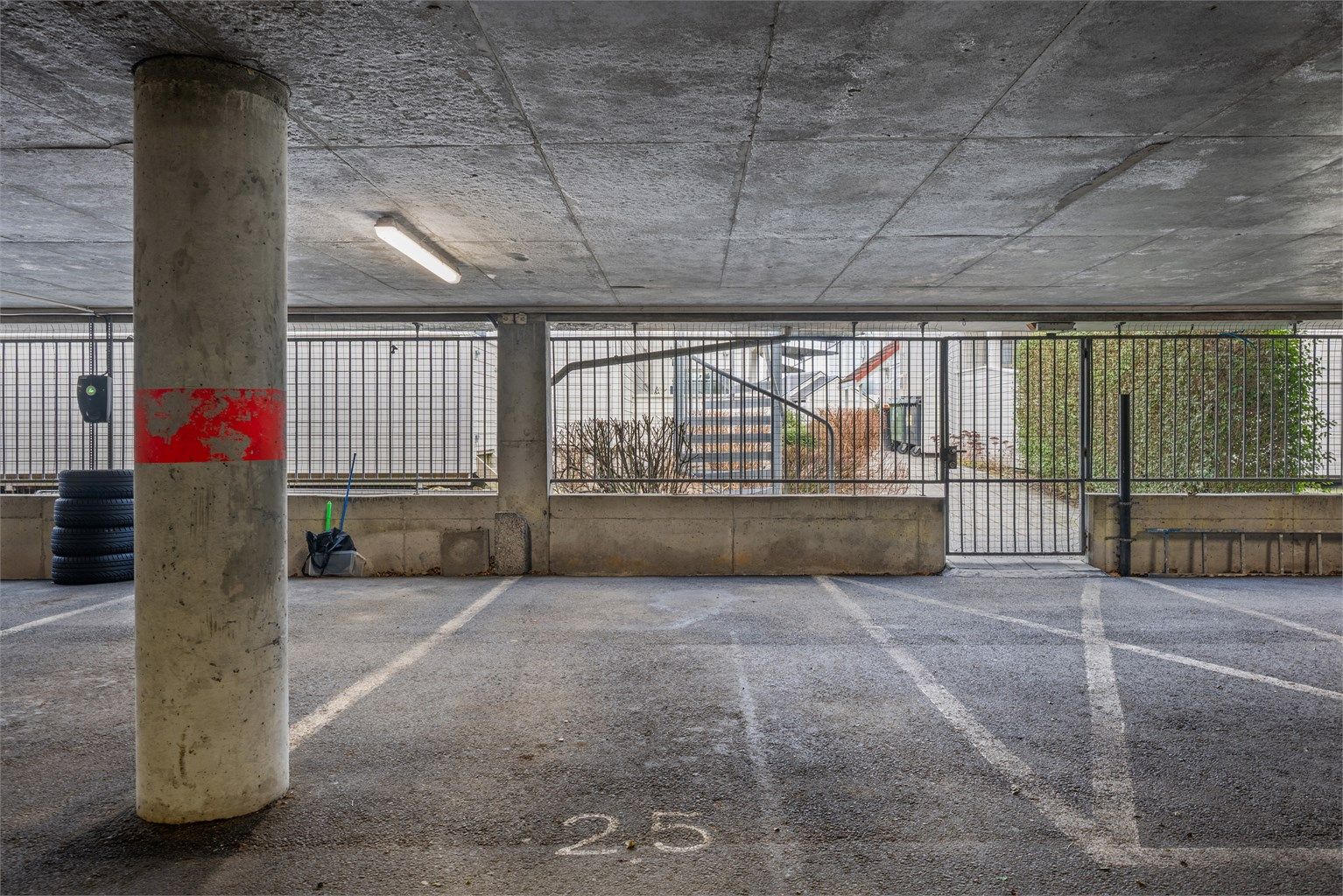 Leiligheten ligger rett ved parkeringsplassen som følger med, enkelt og praktisk adkomst. Mulighet for elbil-lader. 