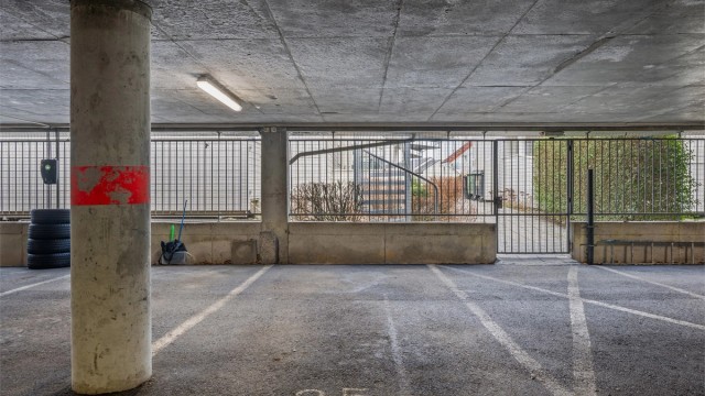 Leiligheten ligger rett ved parkeringsplassen som følger med, enkelt og praktisk adkomst. Mulighet for elbil-lader.