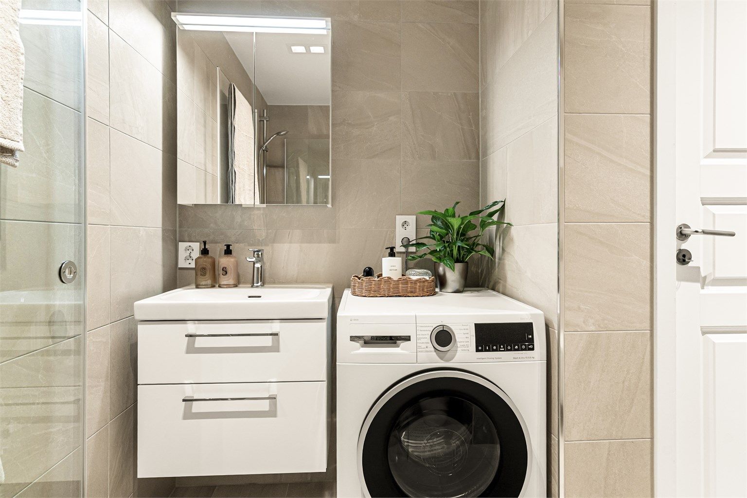 - Lekkert bad med store fliser -