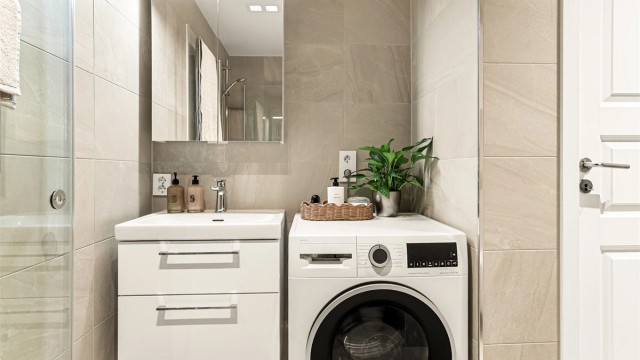 - Lekkert bad med store fliser -