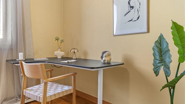 Praktisk arbeidsplass på soverommet med skrivebord og stol.