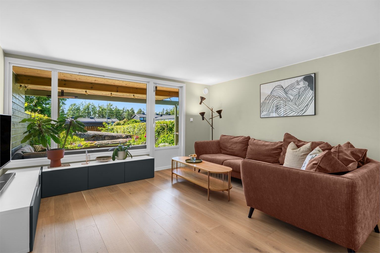 Stort vindu og glass dør med videre adkomst til terrasse - lyst og luftig rom.
