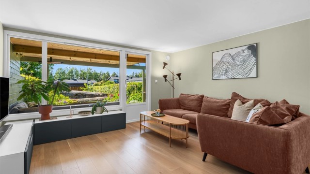 Stort vindu og glass dør med videre adkomst til terrasse - lyst og luftig rom.