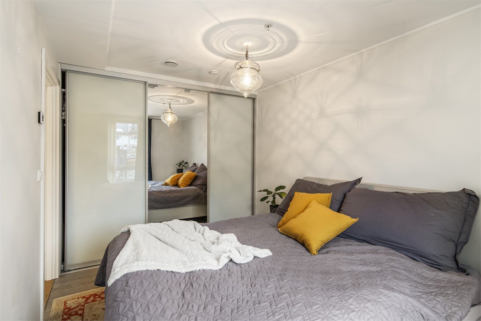 Skyvedørsgarderobe med god lagringsplass og speilfront