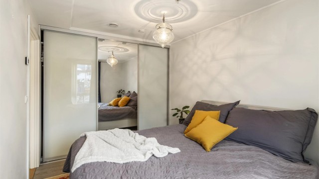 Skyvedørsgarderobe med god lagringsplass og speilfront