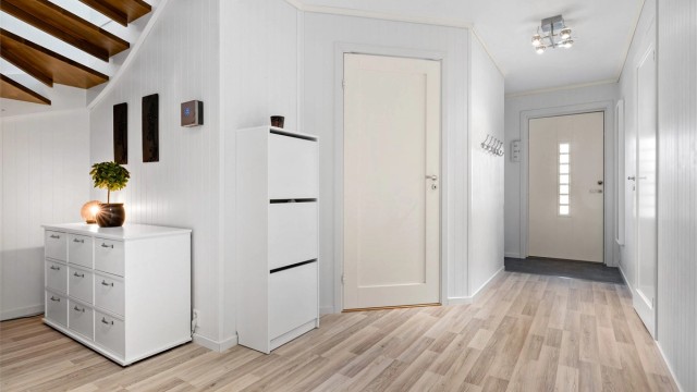 Det er gulvvarme i gangen nede i tillegg til begge soverommene