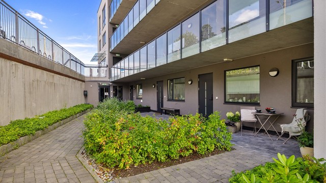 Inngang til felles oppgang med heis ned til garasjeanlegg, legesenter og EVO treningssenter