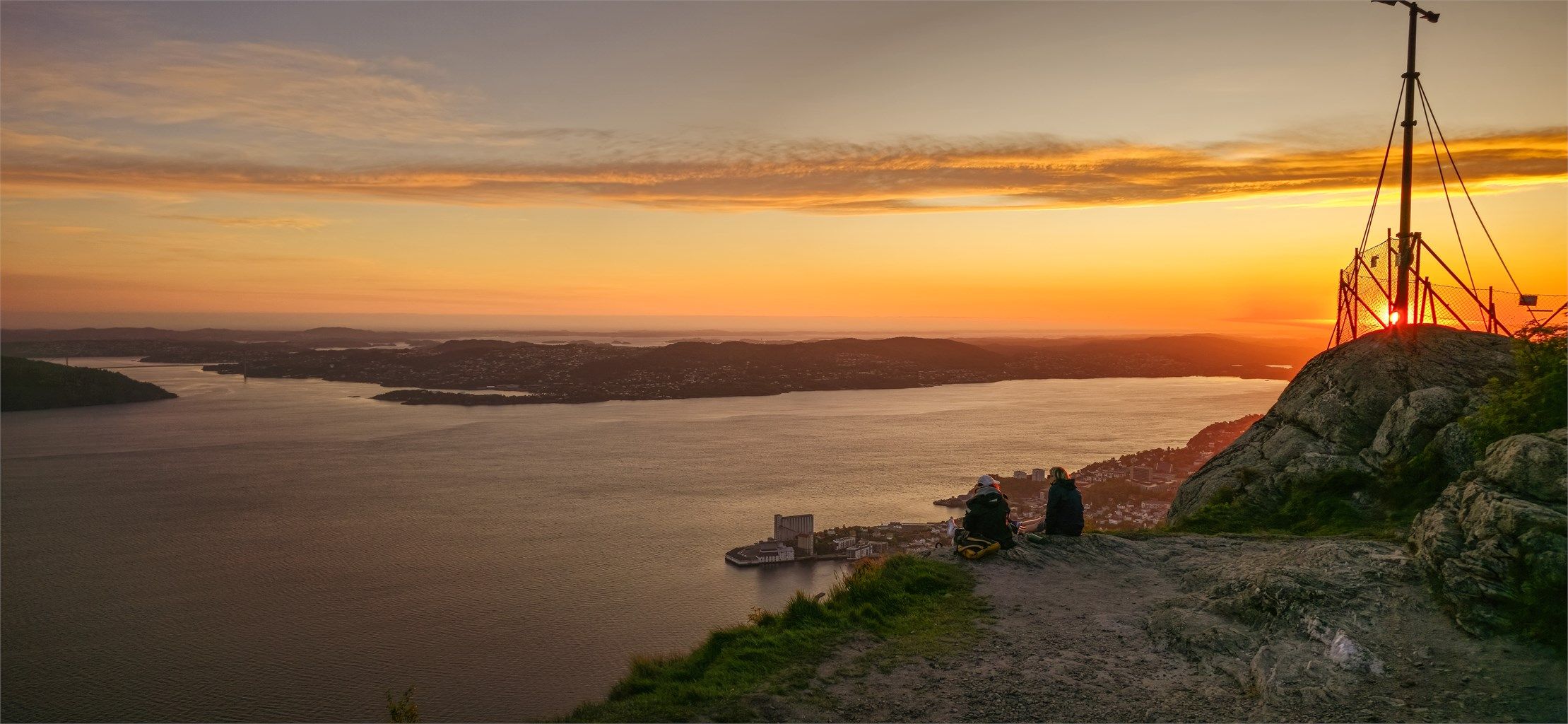 Sandvikspilen på toppen av Sandviksfjellet. Magisk utsikt som belønning etter å ha gått opp Stoltzekleiven.
