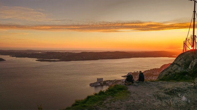 Sandvikspilen på toppen av Sandviksfjellet. Magisk utsikt som belønning etter å ha gått opp Stoltzekleiven.