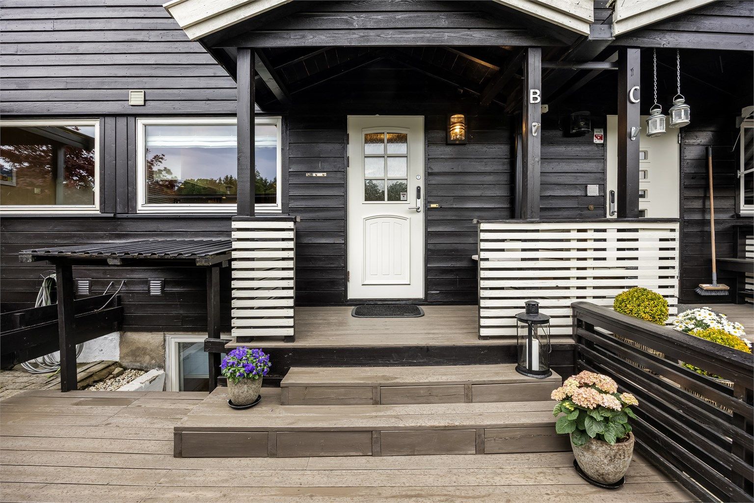 Overbygget inngangsparti med Yale doorman