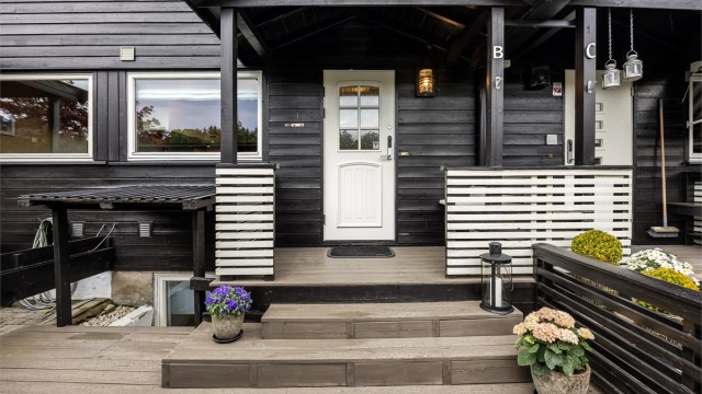 Overbygget inngangsparti med Yale doorman
