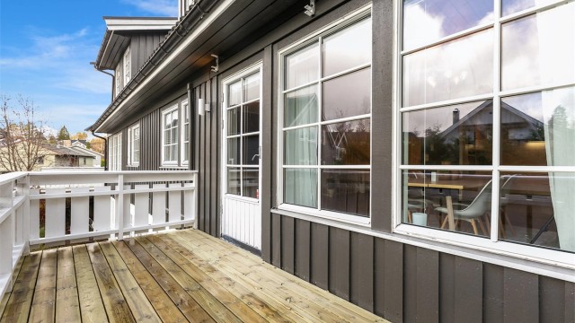 Balkongen er på 8 kvm mulighet til å etablere flere sittegrupper.