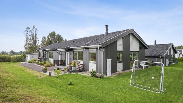 Øverhamninga 17A - 2-mannsbolig fra 2021 med fine uteplasser og god planløsning.