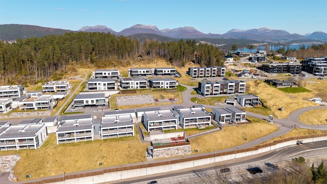 Leiligheten er en del av et nyere og moderne boligfelt med enhetlig arkitektur