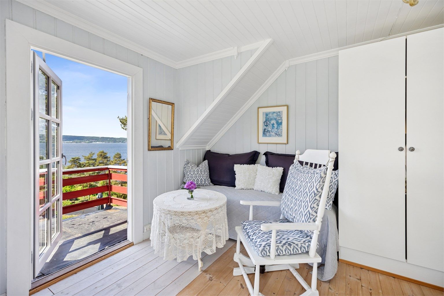 Utgang fra rommet til en hyggelig balkong