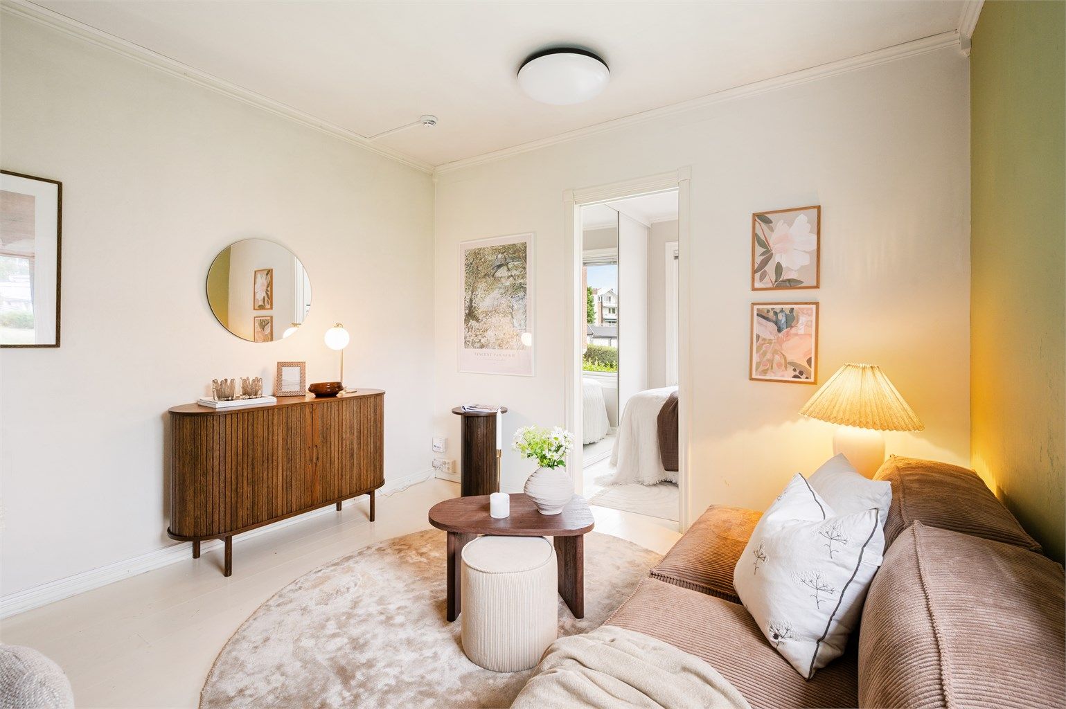 Leiligheten er sjarmerende, god takhøyde, har lave felleskostnader og ligger godt til i borettslaget