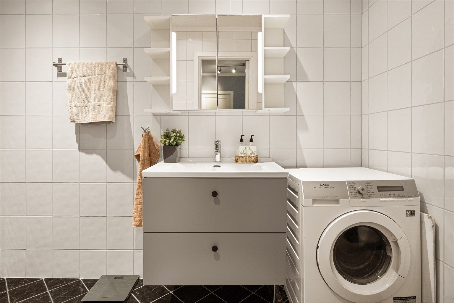 Baderommet har nytt servantskap og servant fra 2025.