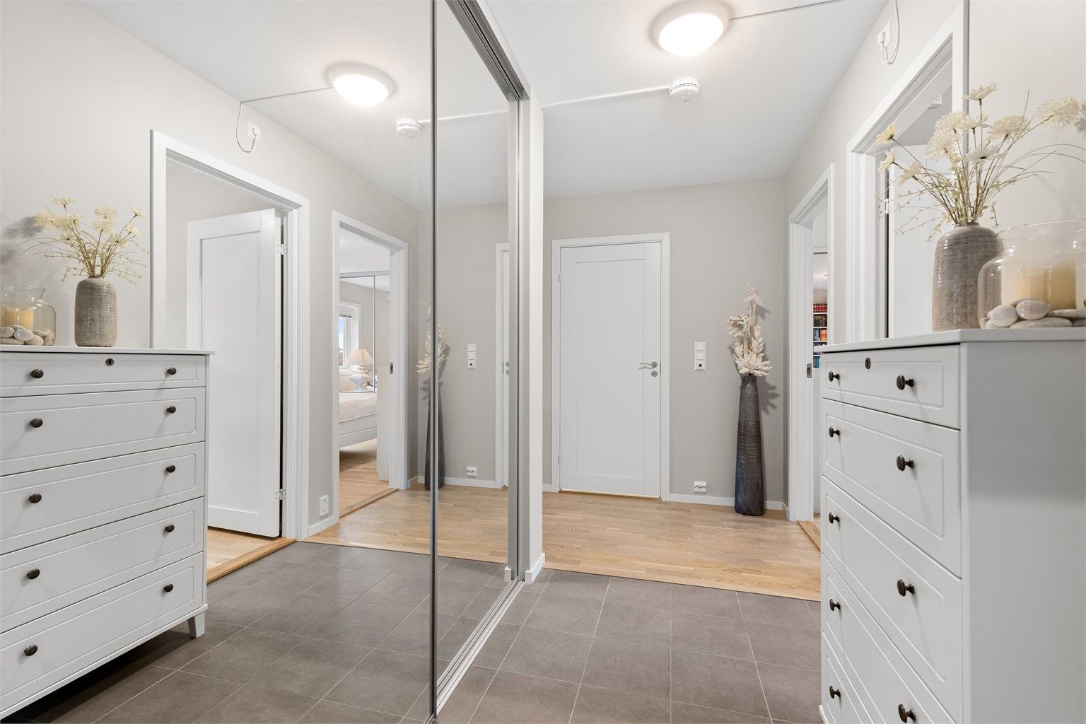 Entrè har en romslig og praktisk skyvedørsgarderobe hvor sikringsskapet er plassert