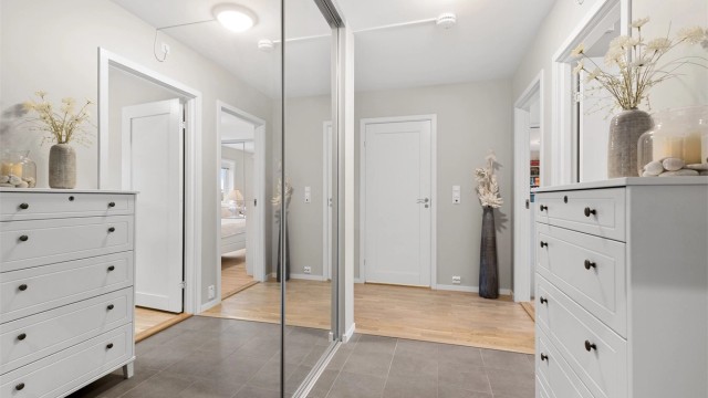 Entrè har en romslig og praktisk skyvedørsgarderobe hvor sikringsskapet er plassert