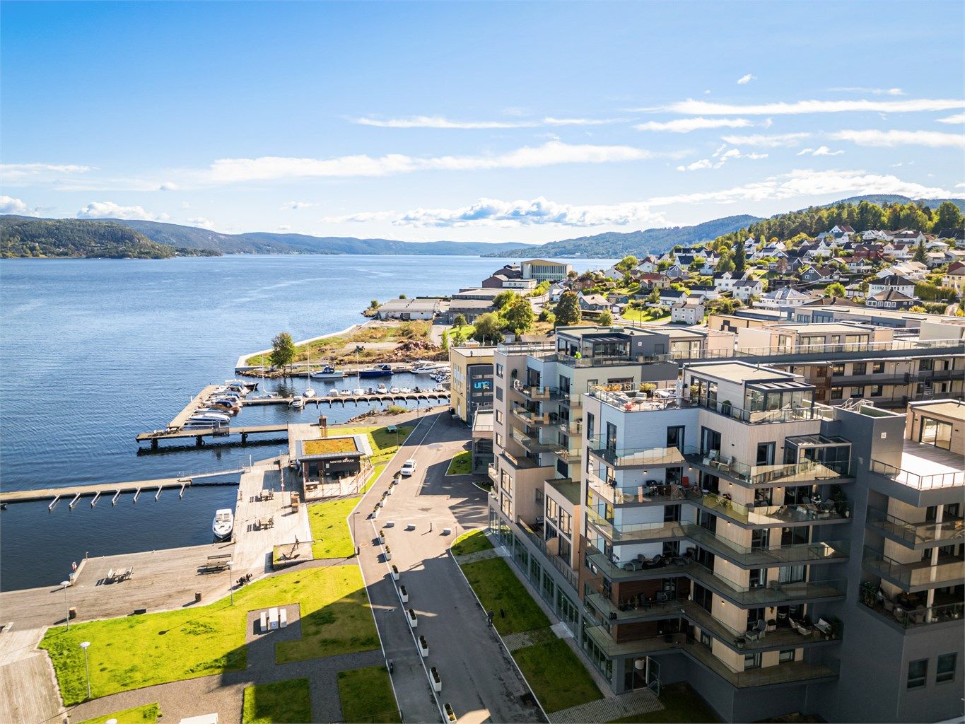 Kiosk, restaurant med uteservering, frisør, treningssenter. 