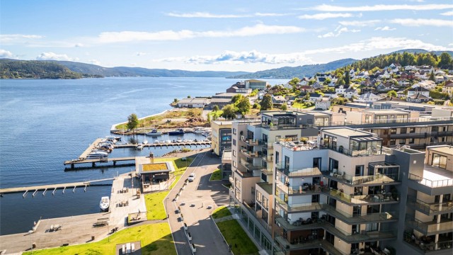 Kiosk, restaurant med uteservering, frisør, treningssenter.