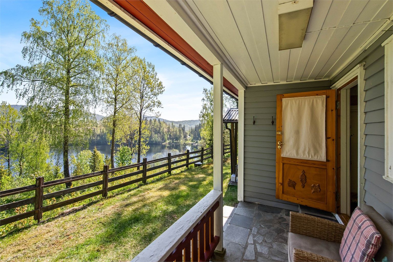 Hytta har flere koselige og solrike utearealer. Mot øst ved hyttas inngangsside får du en lun og overbygd uteplass. Her sitter du skjermet og flott til med nydelig utsikt til vannet. En ypperlig plass for å kunne nyte morgenkaffen og fuglekvitter.