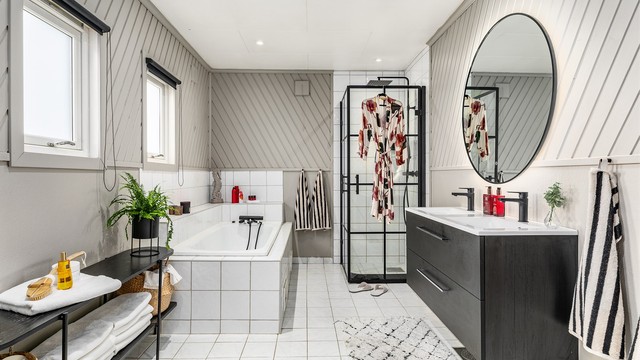 Badet er av eldre dato og i helhet gitt TG 3, men funksjonelt og noe oppgradert i nyere tid. Dobbel servant gjør det enkelt for to personer å benytte badet samtidig.
