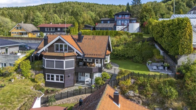 Velkommen til Lachmanns Vei 70D, en innholdsrik og flott enebolig med fantastisk utsikt! Foto: Hanne Bruland