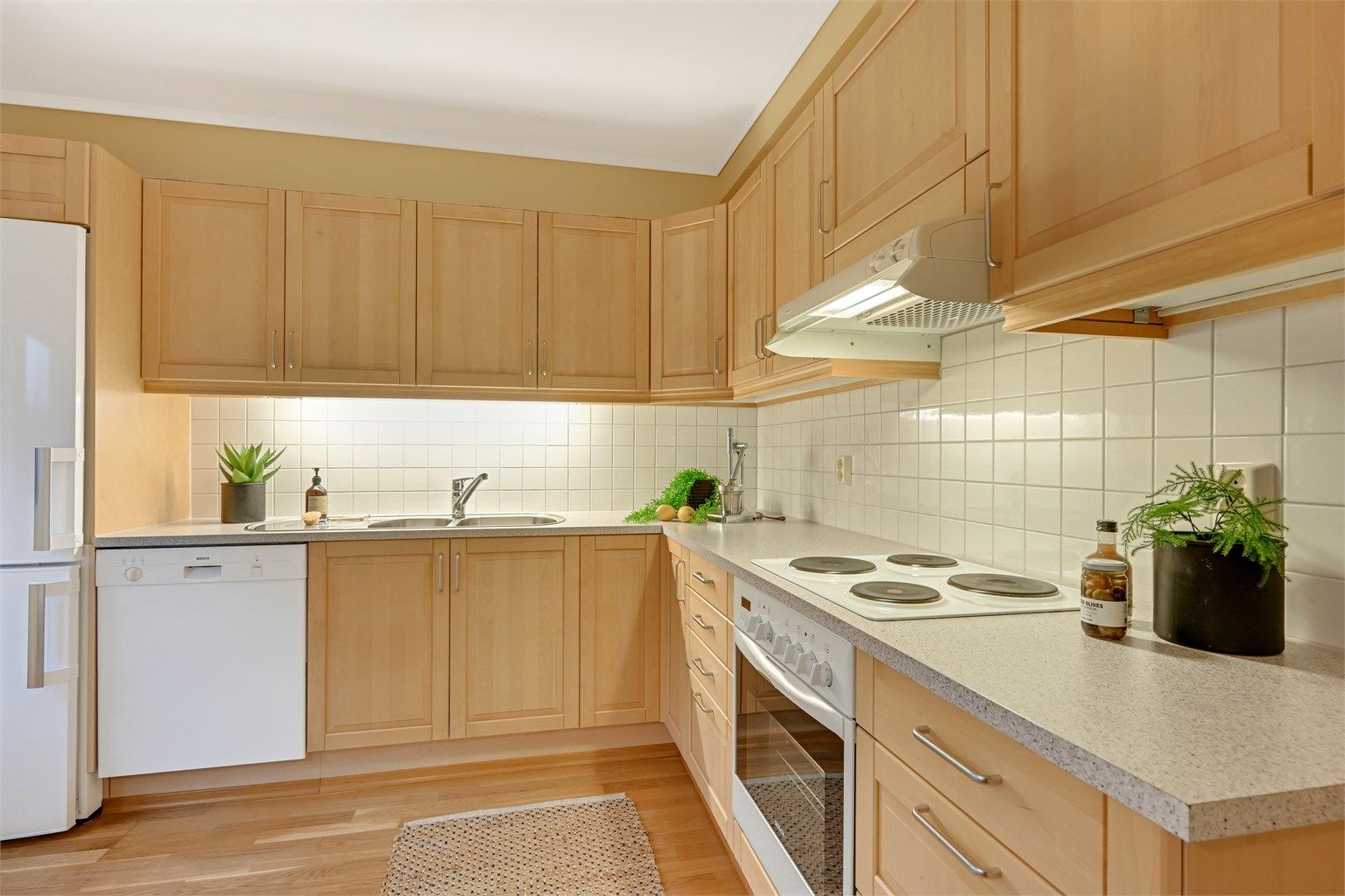 Kjøkkenet har innredning med profilerte fronter og laminert benkeplate