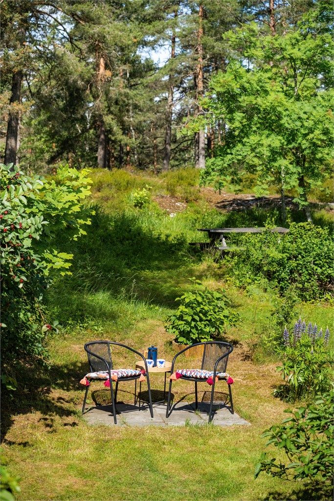 Det er etablert flere hyggelige soner i hagen.
Selger opplyser at den frittstående uteboden, sitteplassen nærmest skogen samt ett tre/busk ligger utenfor eiendommens tomtegrense.