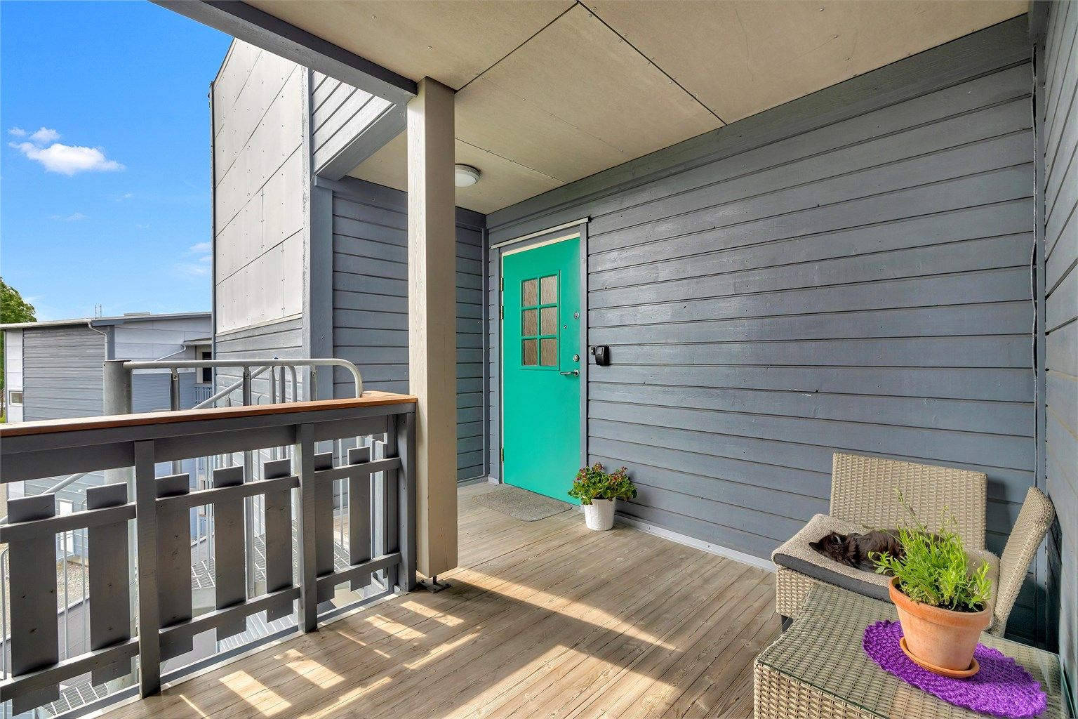 Boligen har praktisk adkomst via svalgang.