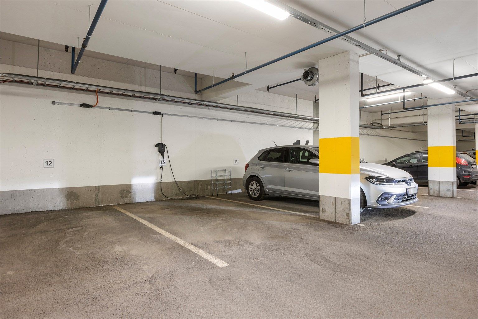Det medfølger én garasjeplass merket nr. 34 i felles oppvarmet garasjeanlegg. Plassen har montert el-billader som medfølger.