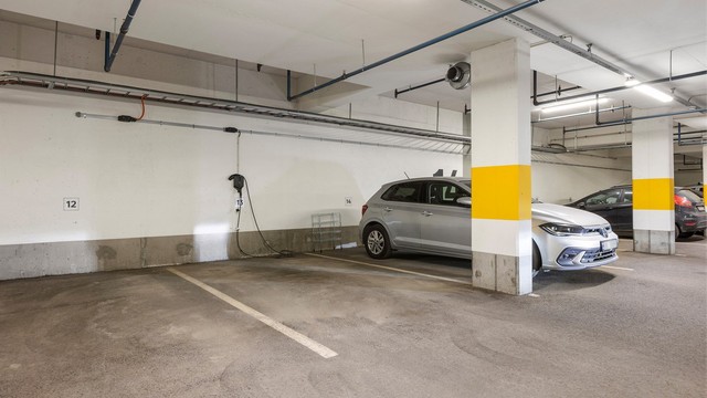 Det medfølger én garasjeplass merket nr. 34 i felles oppvarmet garasjeanlegg. Plassen har montert el-billader som medfølger.