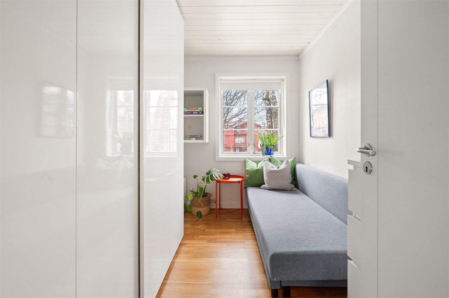 Det fjerde soverommet vender også ut mot det trivelige gårdsrommet.